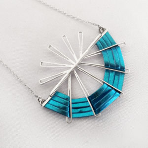 collar-abanicos-azul